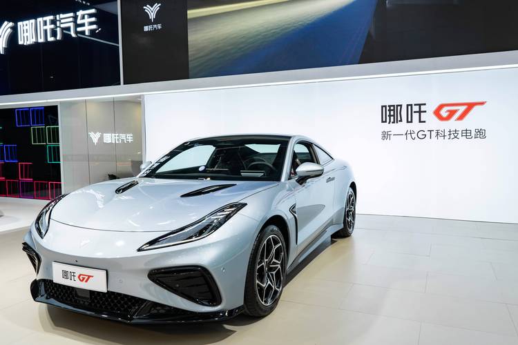 佛山128哪吒汽车在智能汽车领域的表现，领途汽车在新能源汽车市场中的影响力